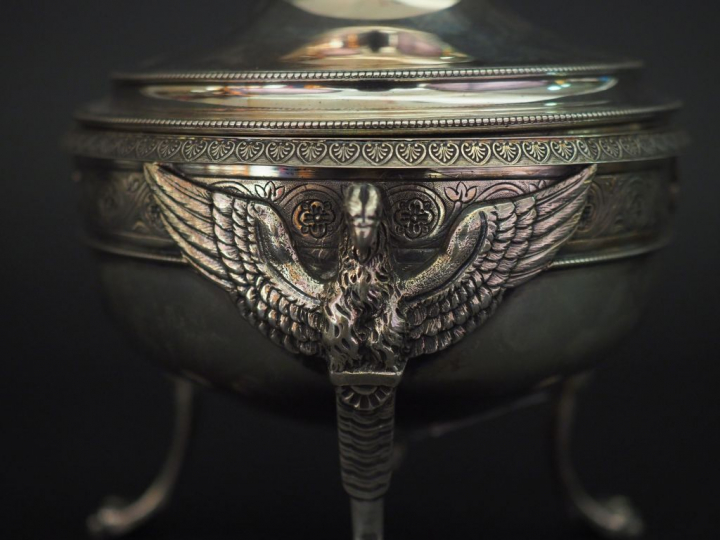 	Sucrier tripode de style Empire en argent, poinçon Minerve, à décor d