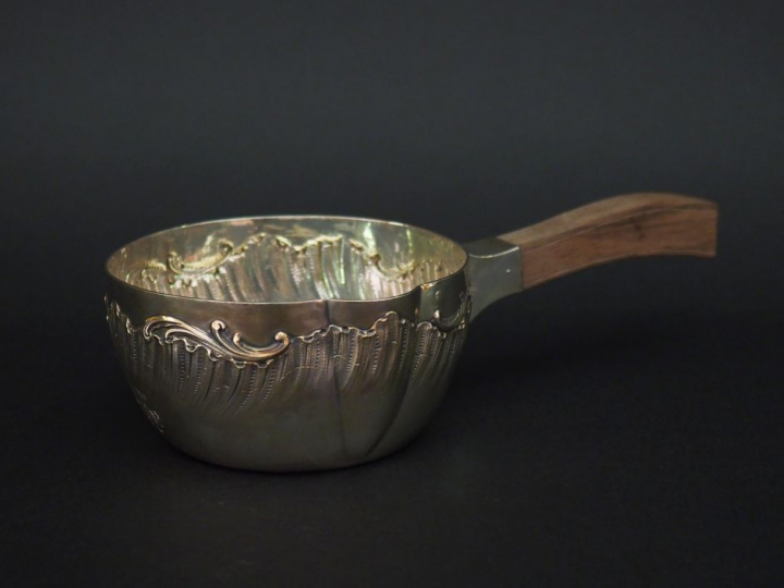 Casserole Napoléon III à bec verseur en argent, poinçon Minerve, à déc