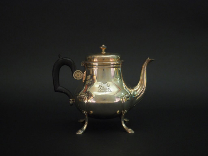 Théière en argent lisse, poinçon Minerve, agrémentée de petits filets.