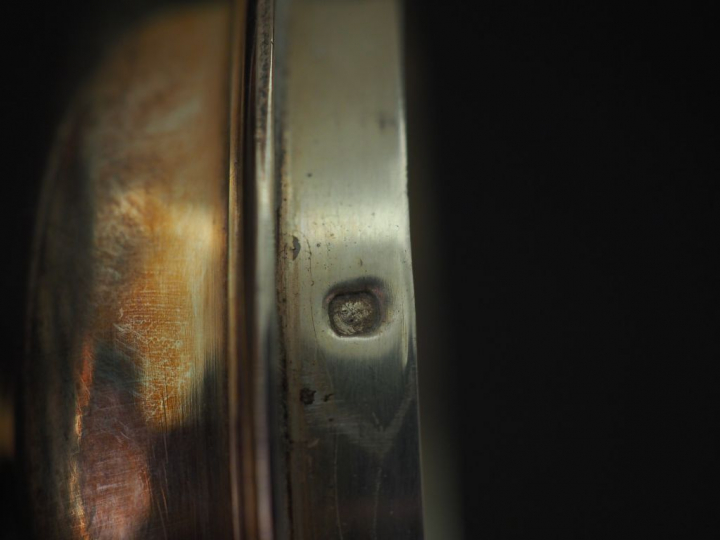 Théière en argent lisse, poinçon Minerve, agrémentée de petits filets.