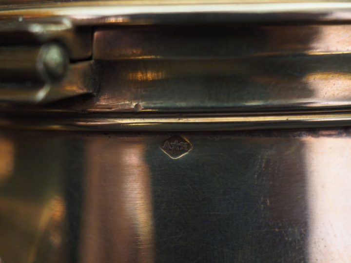 Théière en argent lisse, poinçon Minerve, agrémentée de petits filets.