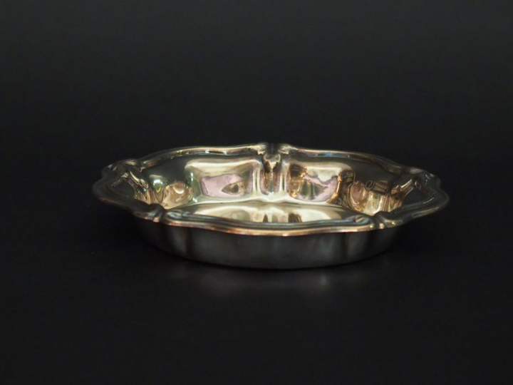 Dessous de bouteille à bord polylobé de style Louis XV en argent, poin