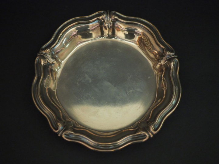 Dessous de bouteille à bord polylobé de style Louis XV en argent, poin