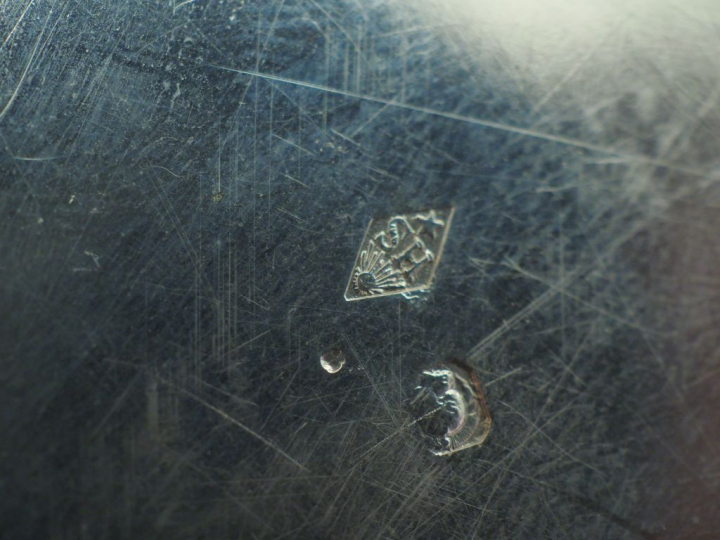 Dessous de bouteille à bord polylobé de style Louis XV en argent, poin