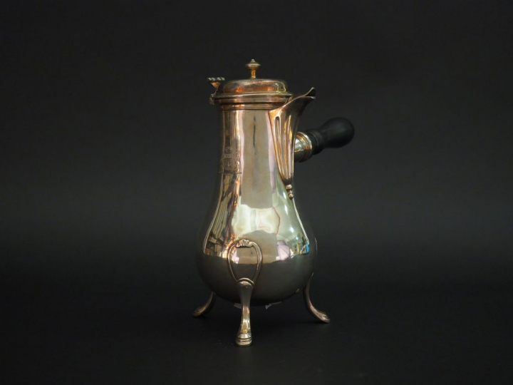 Verseuse tripode en argent lisse, agrémentée de filets.  Bec verseur c