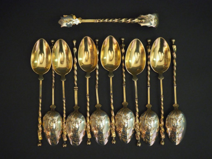 Suite de douze cuillères à thé et une pince à sucre en vermeil, poinço