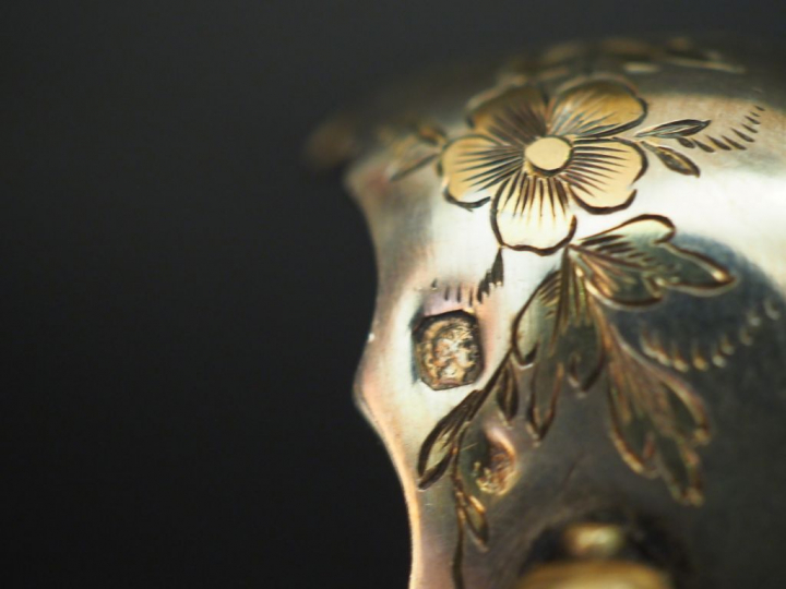 Suite de douze cuillères à thé et une pince à sucre en vermeil, poinço