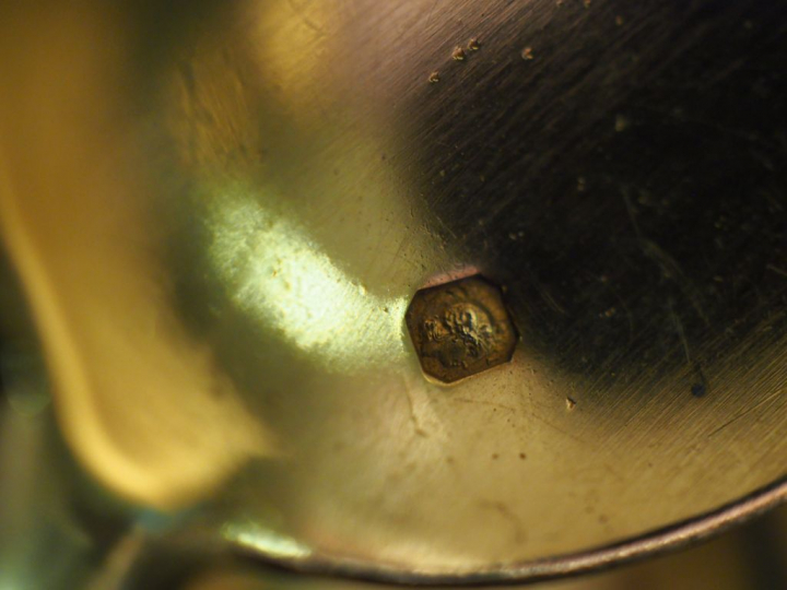 Suite de douze cuillères à thé et une pince à sucre en vermeil, poinço