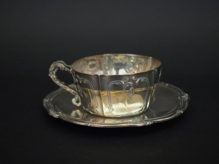 Tasse et sa sous-tasse de style rocaille en argent, poinçon Minerve, à