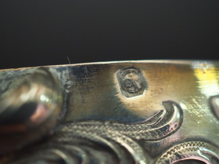 Tasse et sa sous-tasse de style rocaille en argent, poinçon Minerve, à