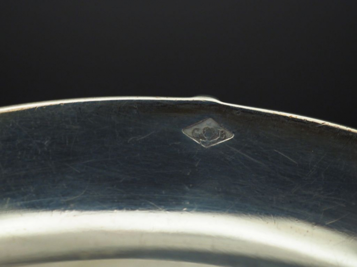 Tasse et sa sous-tasse de style rocaille en argent, poinçon Minerve, à