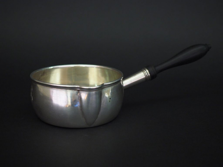 Casserole à bec verseur en argent lisse, poinçon Minerve, à décor de m