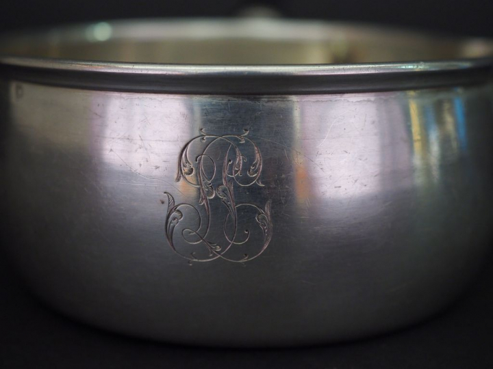 Casserole à bec verseur en argent lisse, poinçon Minerve, à décor de m