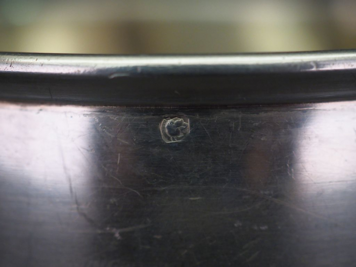 Casserole à bec verseur en argent lisse, poinçon Minerve, à décor de m