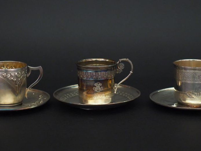 Ensemble comprenant :  - une tasse et sa sous-tasse de style Louis XVI