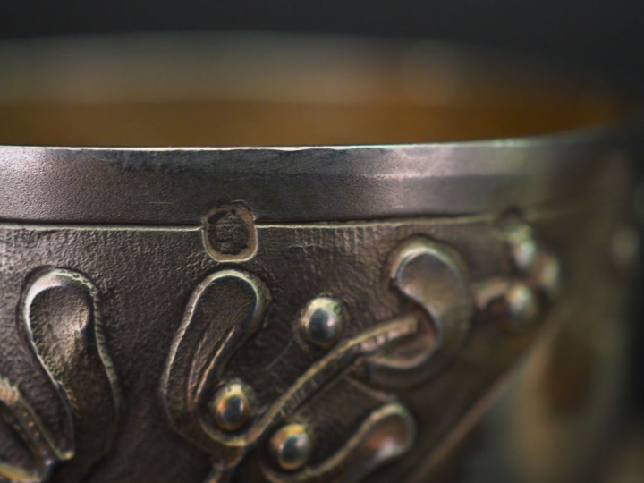 Ensemble comprenant :  - une tasse et sa sous-tasse de style Louis XVI