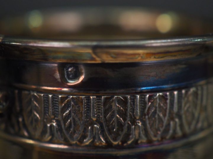 Ensemble comprenant :  - une tasse et sa sous-tasse de style Louis XVI