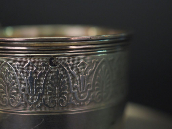 Ensemble comprenant :  - une tasse et sa sous-tasse de style Louis XVI