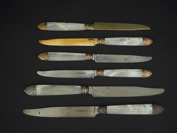 Ensemble de couteaux assortis, manche en nacre cannelée. Comprenant : 