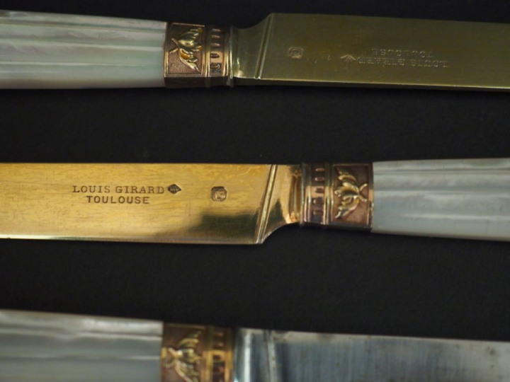 Ensemble de couteaux assortis, manche en nacre cannelée. Comprenant : 