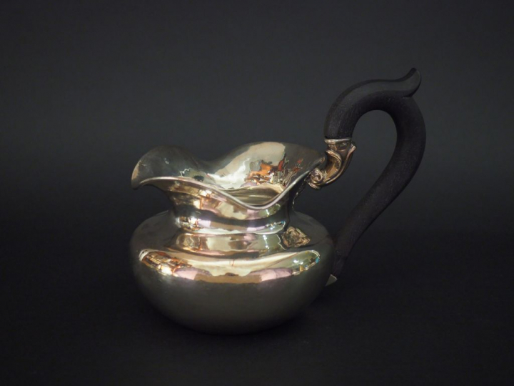 	Pot à eau Napoléon III en argent lisse. Manche en ébène, attache à dé