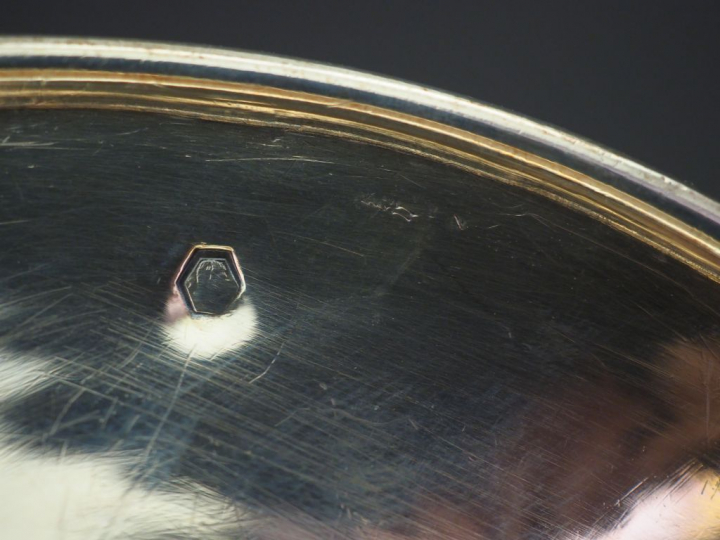 	Pot à eau Napoléon III en argent lisse. Manche en ébène, attache à dé