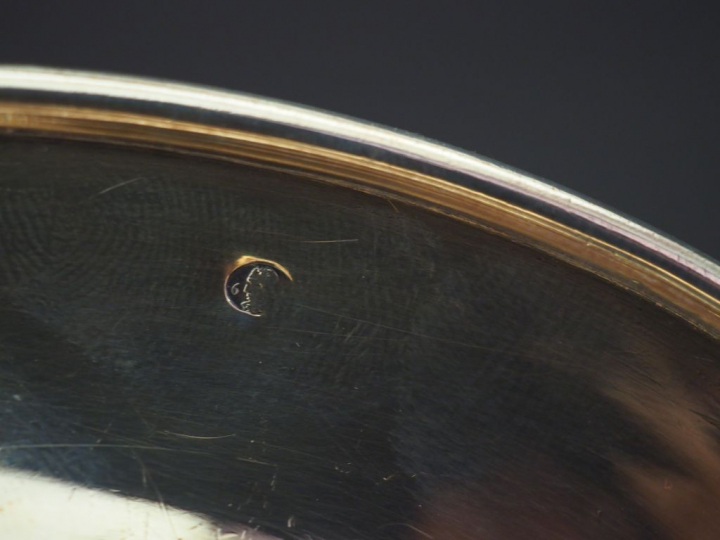 	Pot à eau Napoléon III en argent lisse. Manche en ébène, attache à dé