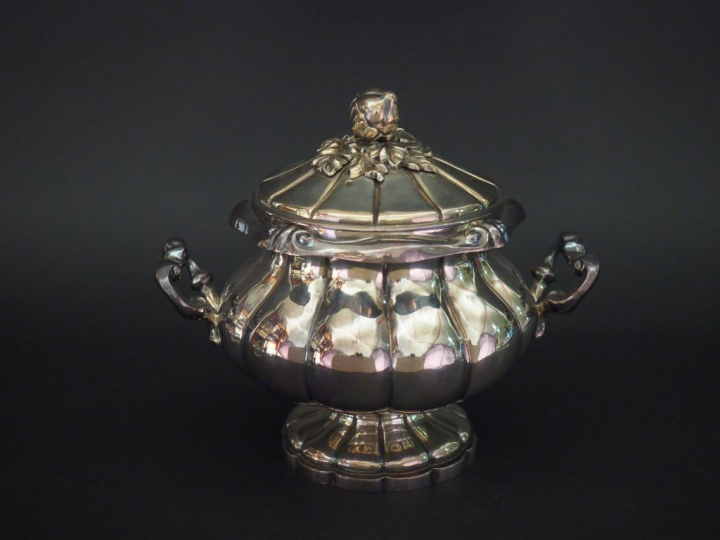 	Sucrier Napoléon III en argent, poinçon Minerve, à décor de godrons. 