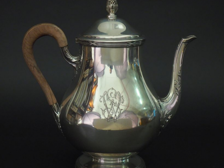 Théière de style Louis XVI en argent, poinçon Minerve, à décor de tige
