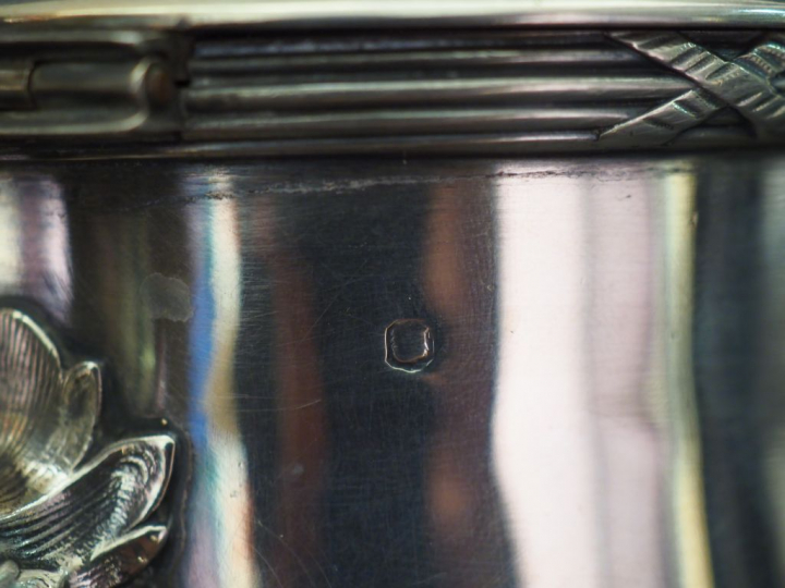 Théière de style Louis XVI en argent, poinçon Minerve, à décor de tige