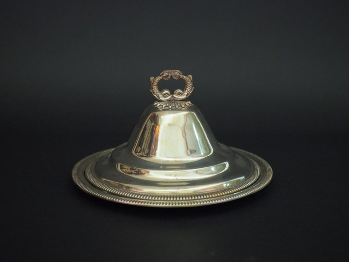 Assiette plate et sa cloche en argent, poinçon Minerve, à décor de god
