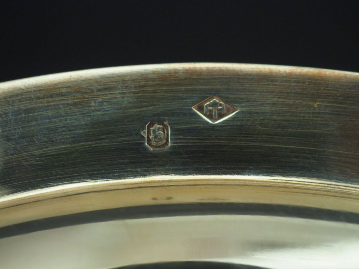 Assiette plate et sa cloche en argent, poinçon Minerve, à décor de god