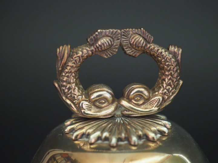 Assiette plate et sa cloche en argent, poinçon Minerve, à décor de god