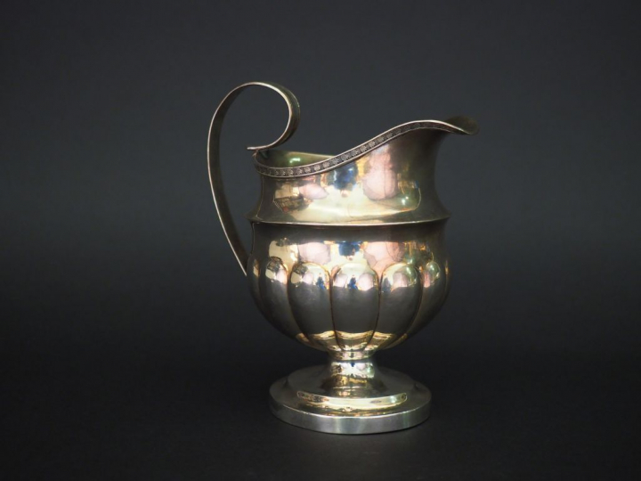 Verseuse de style Empire en argent, à décor de godrons et d’une frise 