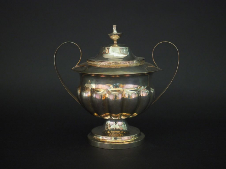 	Sucrier à anses sur piédouche en argent, à décor de godrons. H. 18,5 