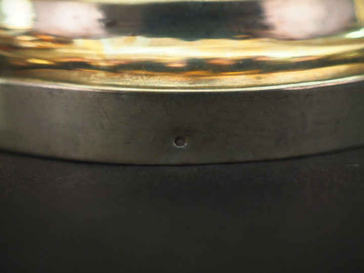 	Sucrier à anses sur piédouche en argent, à décor de godrons. H. 18,5 