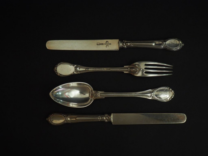 Partie de ménagère en argent russe, à décor d'enroulements et de carto