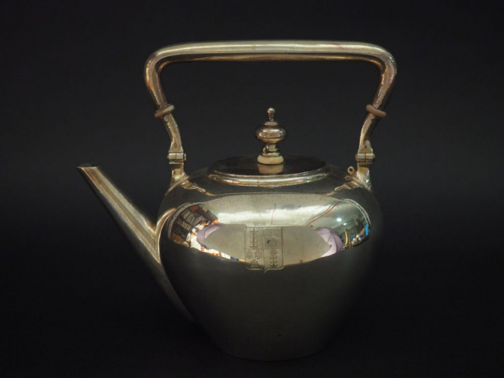 Samovar en argent russe.  Armorié.  H. (sans la anses) : 17 cm  Poids.