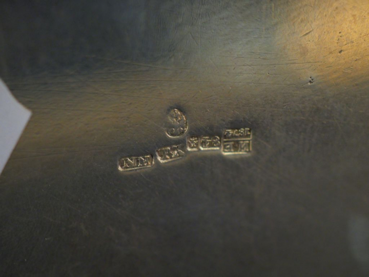 Samovar en argent russe.  Armorié.  H. (sans la anses) : 17 cm  Poids.