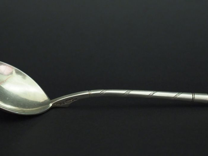 Cuillère en argent russe, à décor niellé de rinceaux feuillagés. Long.