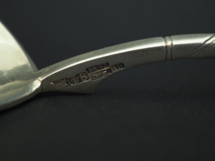 Cuillère en argent russe, à décor niellé de rinceaux feuillagés. Long.