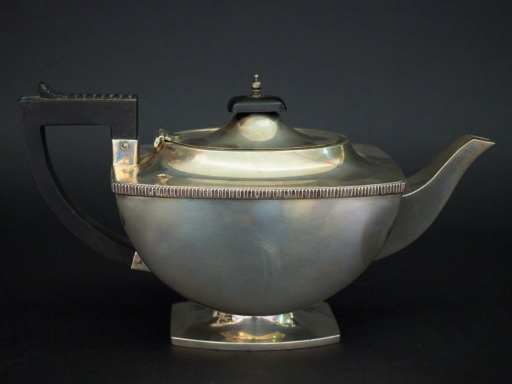 Théière sur piédouche en argent anglais, à décor d'une frise de cannel