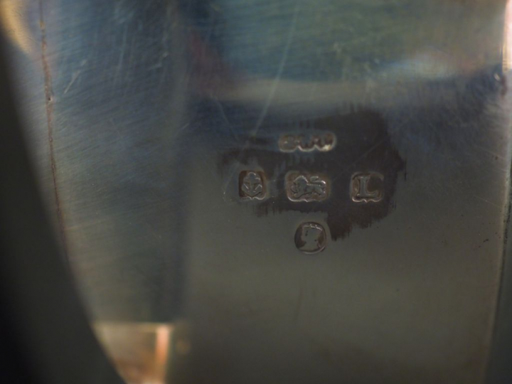 Théière sur piédouche en argent anglais, à décor d'une frise de cannel