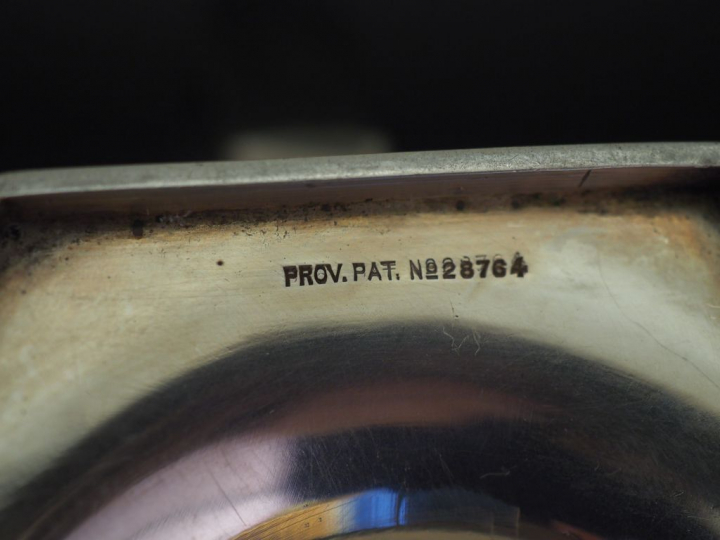 Théière sur piédouche en argent anglais, à décor d'une frise de cannel