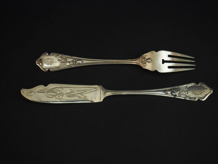 Suite de seize couverts et un couteau à poisson Art Nouveau en argent 