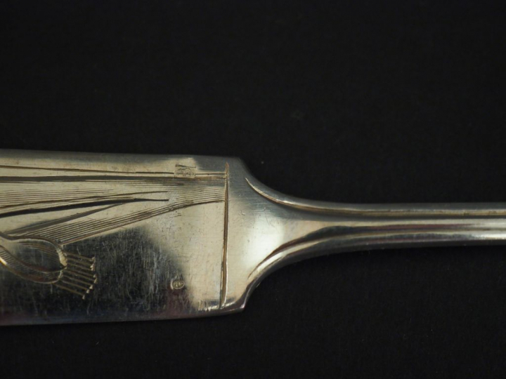 Suite de seize couverts et un couteau à poisson Art Nouveau en argent 