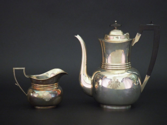 Vente aux enchères Théière et pot à lait en argent étranger, à décor de trois filets moul