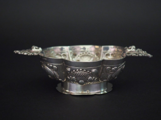 Vente aux enchères Coupe de mariage sur piédouche polylobé en argent étranger, à décor de