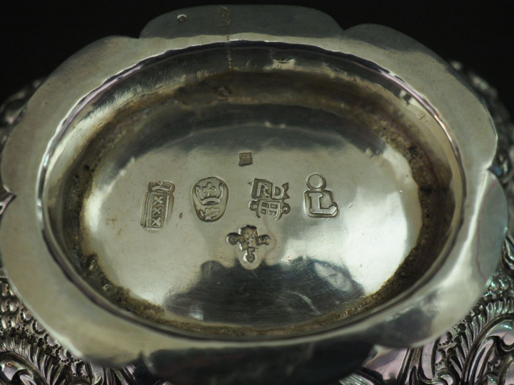 Coupe de mariage sur piédouche polylobé en argent étranger, à décor de