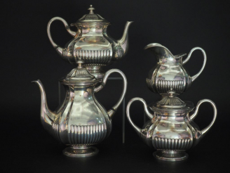 Vente aux enchères Service à thé et à café en argent étranger, à décor de godrons. Compre
